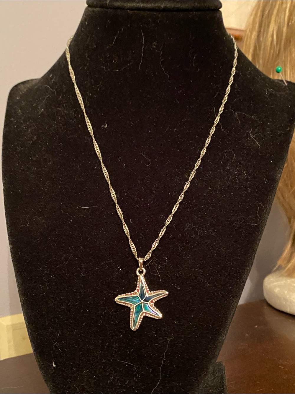 V! Starfish necklace silver tone in good condition